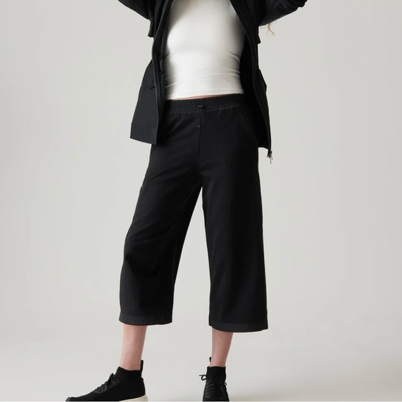 NEW Athleta Women’s Triumph Hybrid Wide Leg Crop Black Pant Size Medium Petite. - Picture 1 of 16
